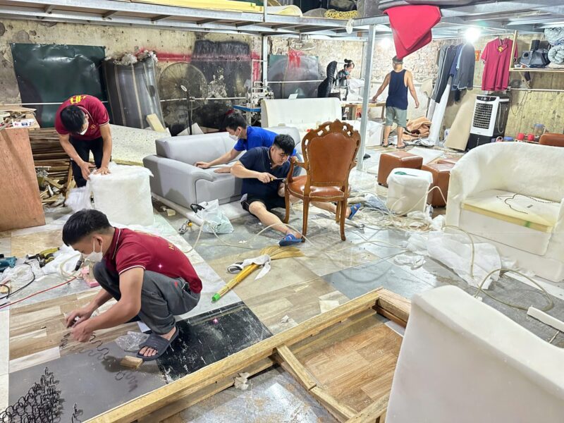 Thợ bọc lại sofa tại nhà của xưởng sofa Huy Hoàng